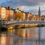 Most Ha’penny Bridge čez reko Liffey v jesenskem Dublinu