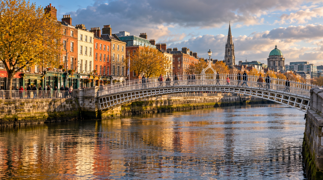 Most Ha’penny Bridge čez reko Liffey v jesenskem Dublinu