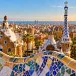 Pisani mozaiki parka Güell z razgledom na Barcelono in morje.